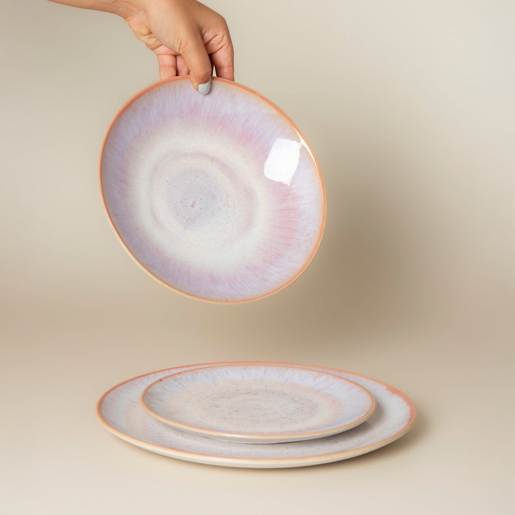Handgefertigtes Keramik Set aus Portugal in weiß pink mit unterschiedlichen Tellern