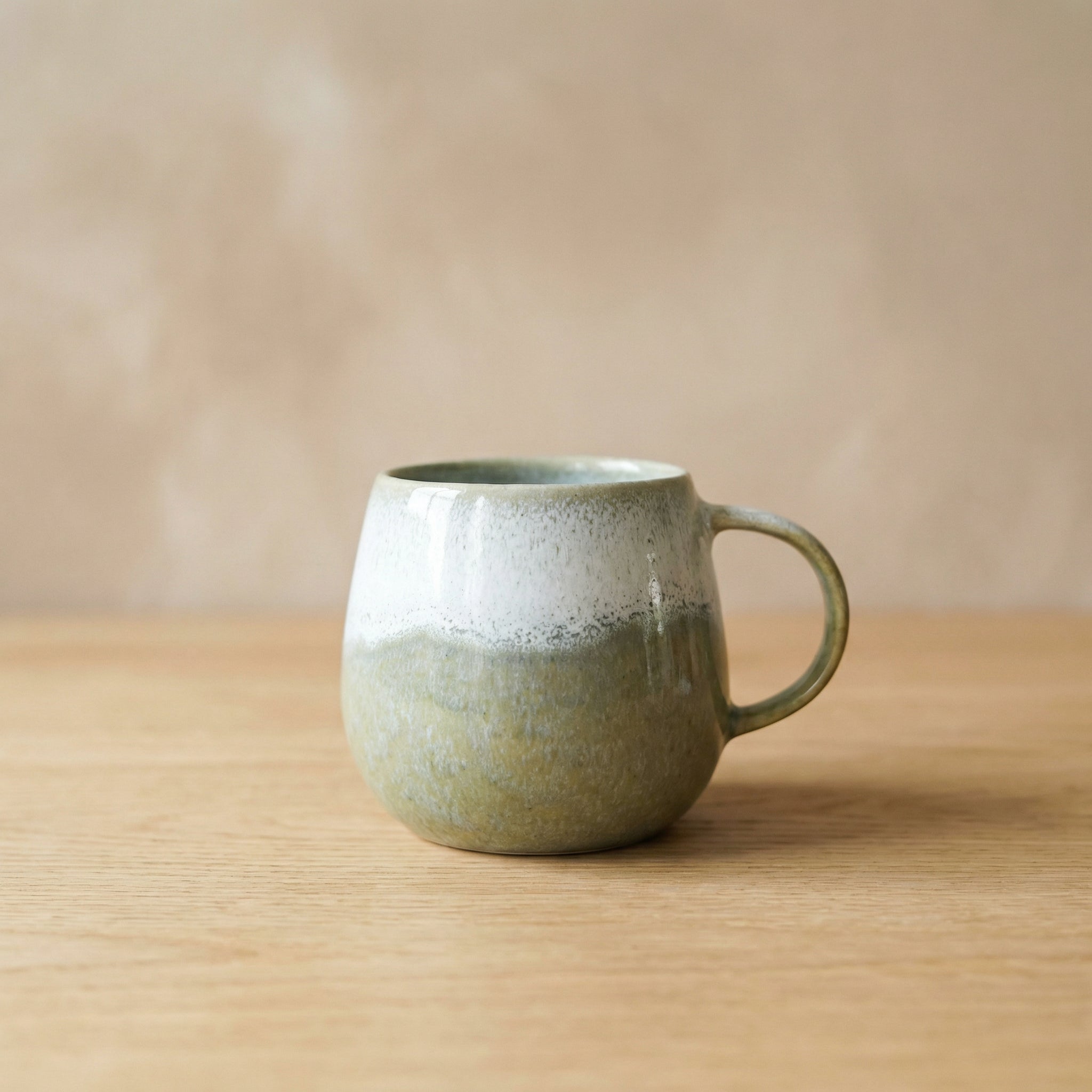 Bunte Keramik Tasse in grün hergestellt in Portugal mit Griff