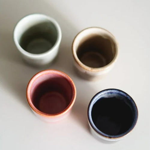 Bunte Keramik Espresso Tassen hergestellt in Portugal in rosa, braun, blau, grün