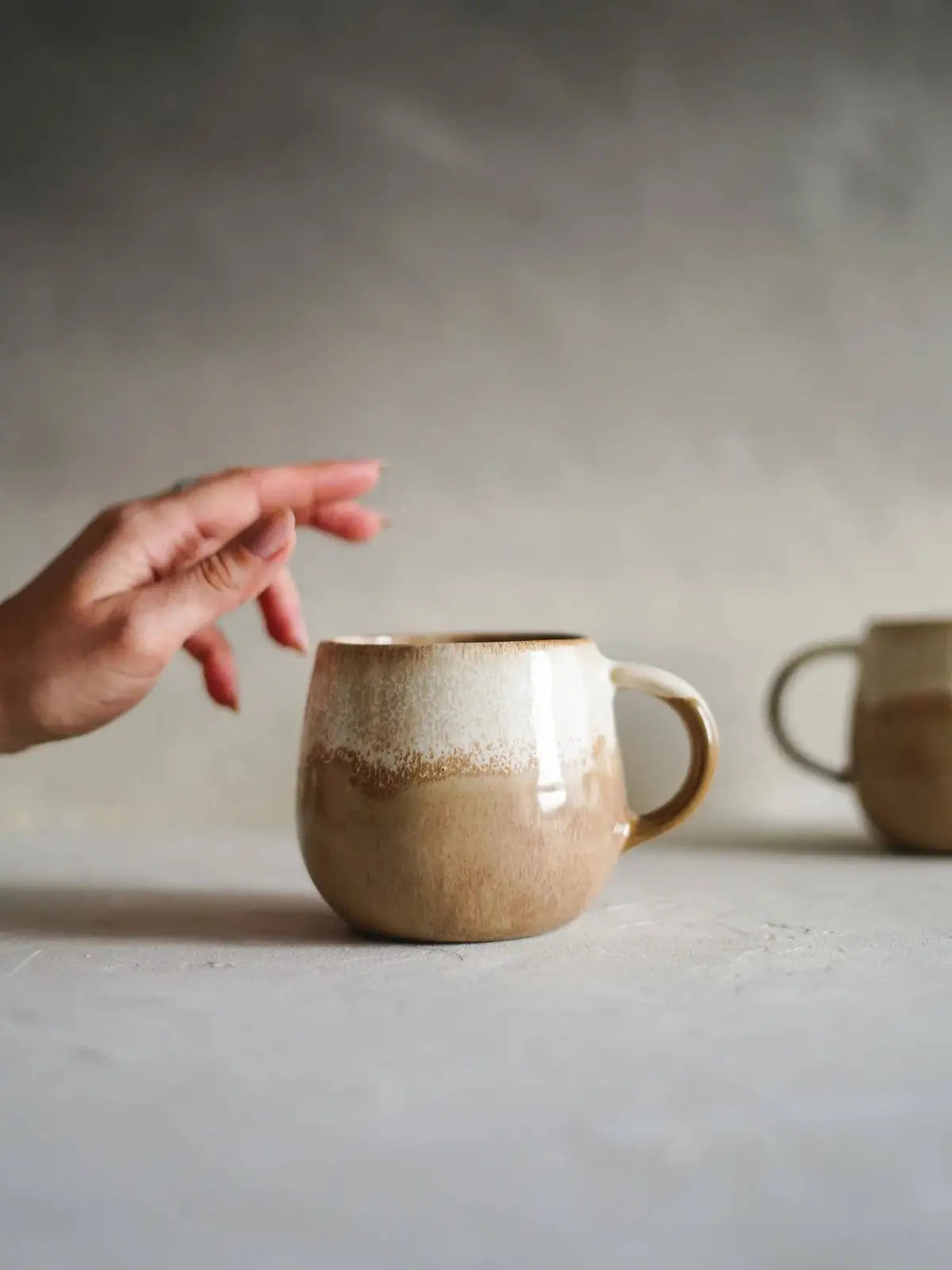 Braune handgefertigte Keramik Tasse aus Portugal mit Henkel